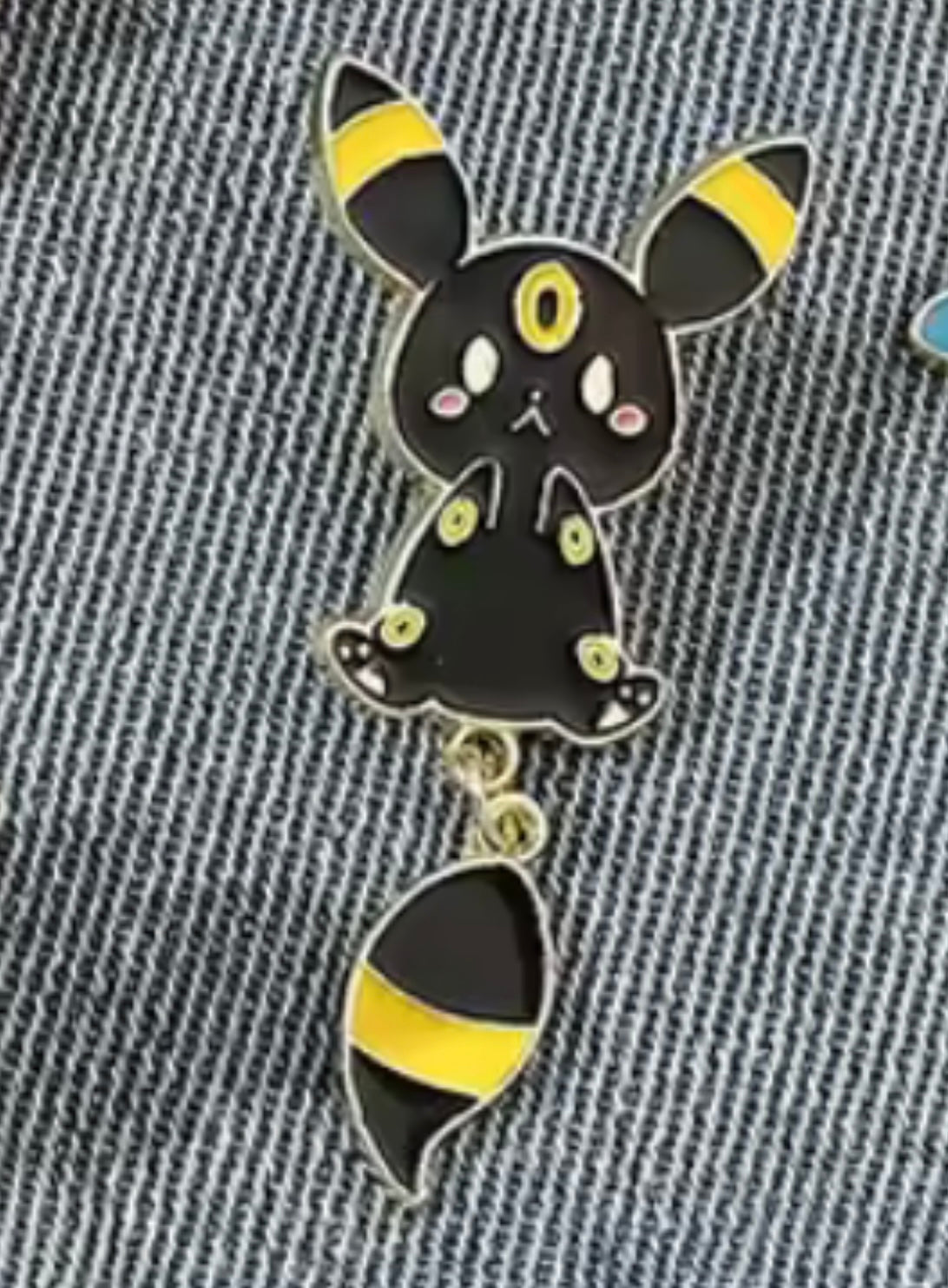 Umbreon Dangling Tail Pin Badge