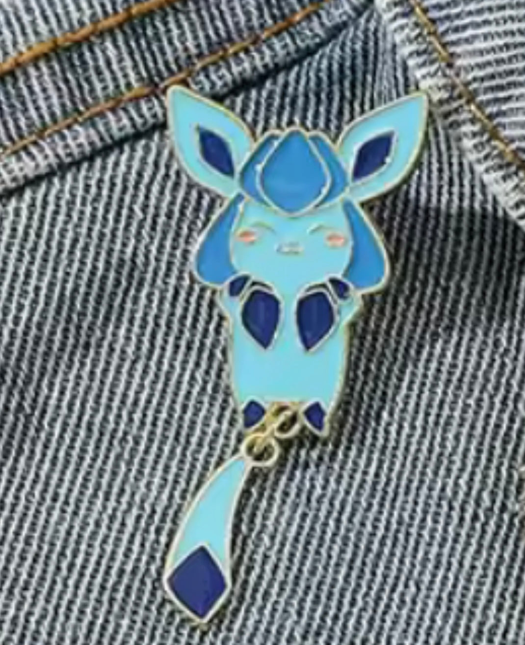 Glaceon Dangling Tail Pin Badge